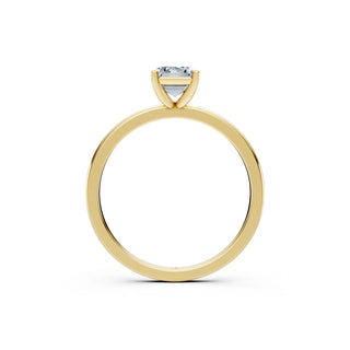 Ansicht von der Seite: Solitär-Ring aus Gelbgold mit Smaragdschliff Labordiamant in filigraner Fassung