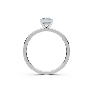 Ansicht von der Seite: Solitär-Ring mit Smaragdschliff Labordiamant in filigraner Fassung