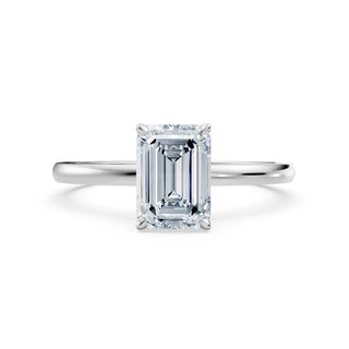 Verlobungsring mit Smaragdschliff Lab Grown Diamant in Weißgold – elegante Vorderansicht