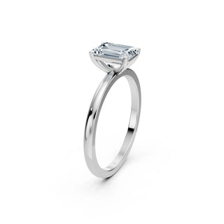 Feiner Platin-Solitär-Ring mit laborgezüchtetem Smaragdschliff-Diamanten – Seitenperspektive