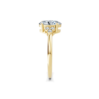 Eleganter Verlobungsring mit ovalem Labor-Diamant und Trilogie-Design in Gelbgold