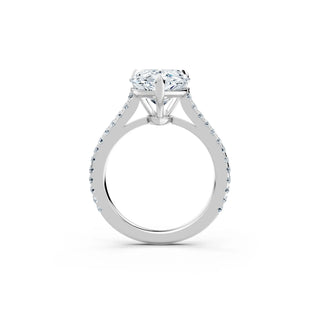 Zeitloser Verlobungsring mit Pear Cut Diamant und filigraner Weißgold-Schiene