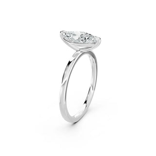 Detailaufnahme eines Marquise Cut Verlobungsrings aus 950 Platin