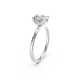 Detailaufnahme des Liora Verlobungsrings in 950 Platin mit Oval Cut Diamant