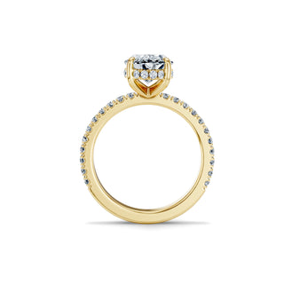 Perspektivische Ansicht eines eleganten Verlobungsrings mit ovalem Diamanten, Pavé-Schiene und 6-Krappen-Fassung in Gelbgold