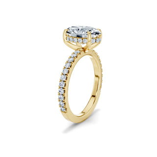 Seitliche Ansicht eines Pavé-Verlobungsrings in Gelbgold mit ovalem Lab-Grown-Diamanten und verstecktem Halo