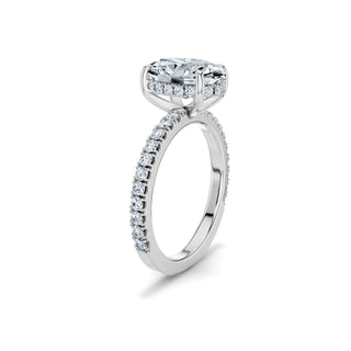 Seitliche Ansicht eines Pavé-Verlobungsrings in Platin mit ovalem Lab-Grown-Diamanten und verstecktem Halo