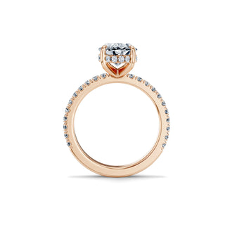 Perspektivische Ansicht eines eleganten Verlobungsrings mit ovalem Diamanten, Pavé-Schiene und 6-Krappen-Fassung in Roségold
