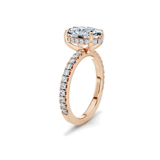 Seitliche Ansicht eines Pavé-Verlobungsrings in Roségold mit ovalem Lab-Grown-Diamanten und verstecktem Halo