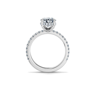 Perspektivische Ansicht eines eleganten Verlobungsrings mit ovalem Diamanten, Pavé-Schiene und 6-Krappen-Fassung in Weißgold