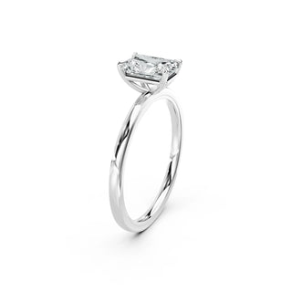 Detailaufnahme eines Radiant Cut Verlobungsrings aus 18 Karat Weissgold