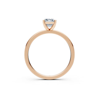 Ansicht von der Seite: Solitär-Ring aus Roségold mit Smaragdschliff Labordiamant in filigraner Fassung