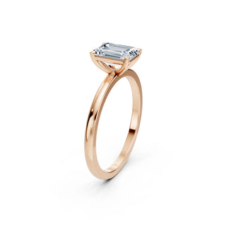 Feiner Roségold-Solitär-Ring mit laborgezüchtetem Smaragdschliff-Diamanten – Seitenperspektive
