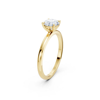 Nahaufnahme des Round Cut Labordiamanten im 18K Gelbgoldring – Lisya Jewelry